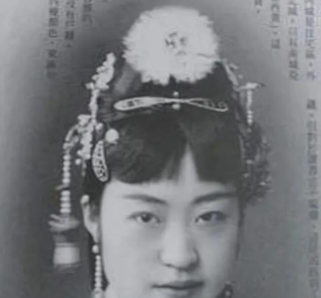 1926年，22岁唐怡莹背着丈夫溥杰，与张学良在家中翻云覆雨，而溥杰明知真相，却