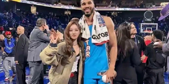 塔图姆艳福不浅啊

库里拿到全明星MVP，塔图姆心痛不已，煮熟的鸭子飞了。不过场