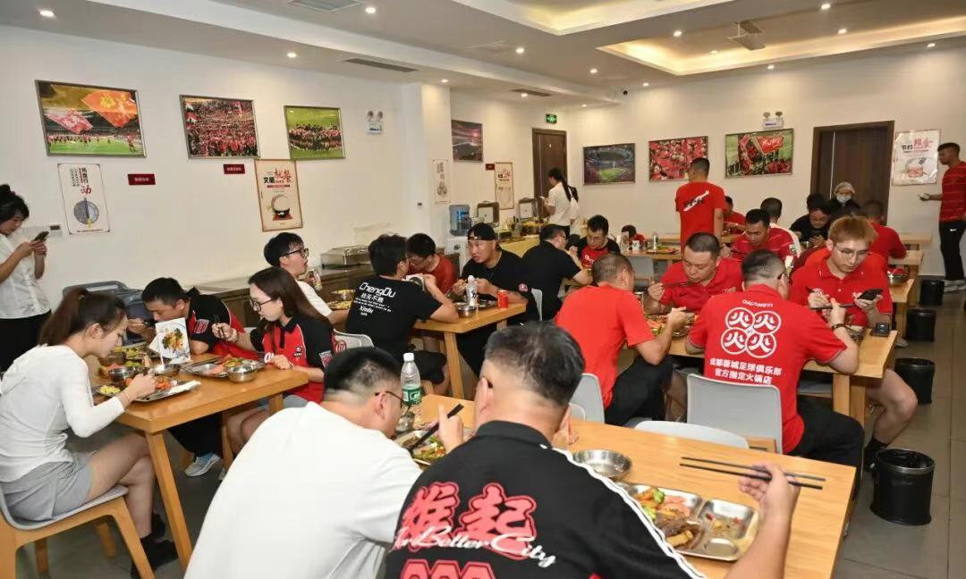 今天，成都蓉城足球俱乐部继媒体开放日后，举行了一次小范围的球迷开放日，数十名球迷