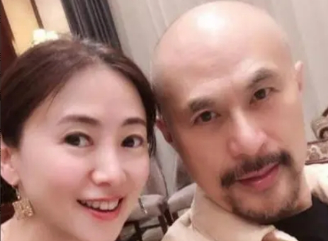 1994年，徐锦江在云南机场看到一位漂亮的女兵，便认定其为自己的妻子。他跑去对女