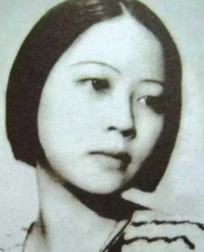 1925年，开往英国的游轮上，张爱玲的姑姑、23岁的张茂渊与青年才俊李开弟一见钟