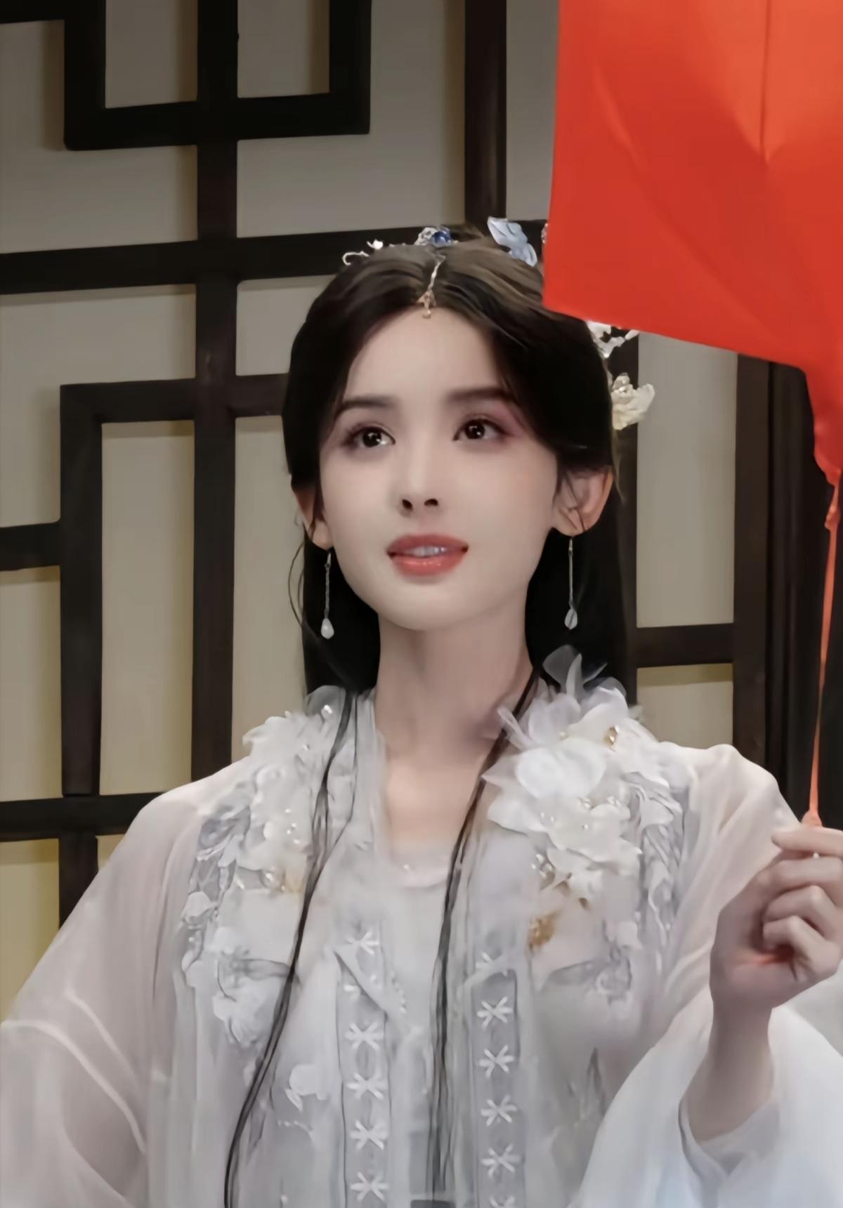 真的感觉越来越像孟子义了 但是孟看着脸更千金感一些[兔年大吉]虽然他演技确实不咋