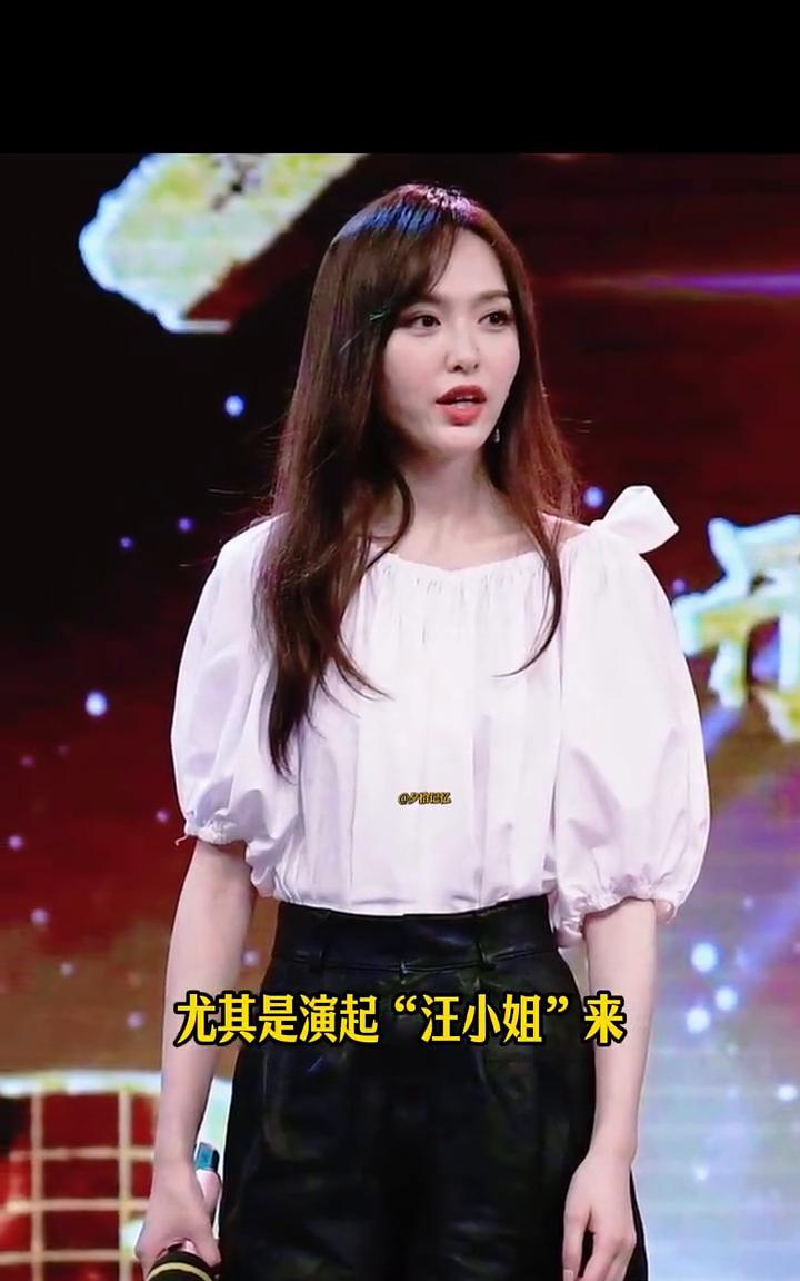 难怪网友们都喜欢她，她美的不可方物。她真的很漂亮，天然美女，比那些整容脸好看多了