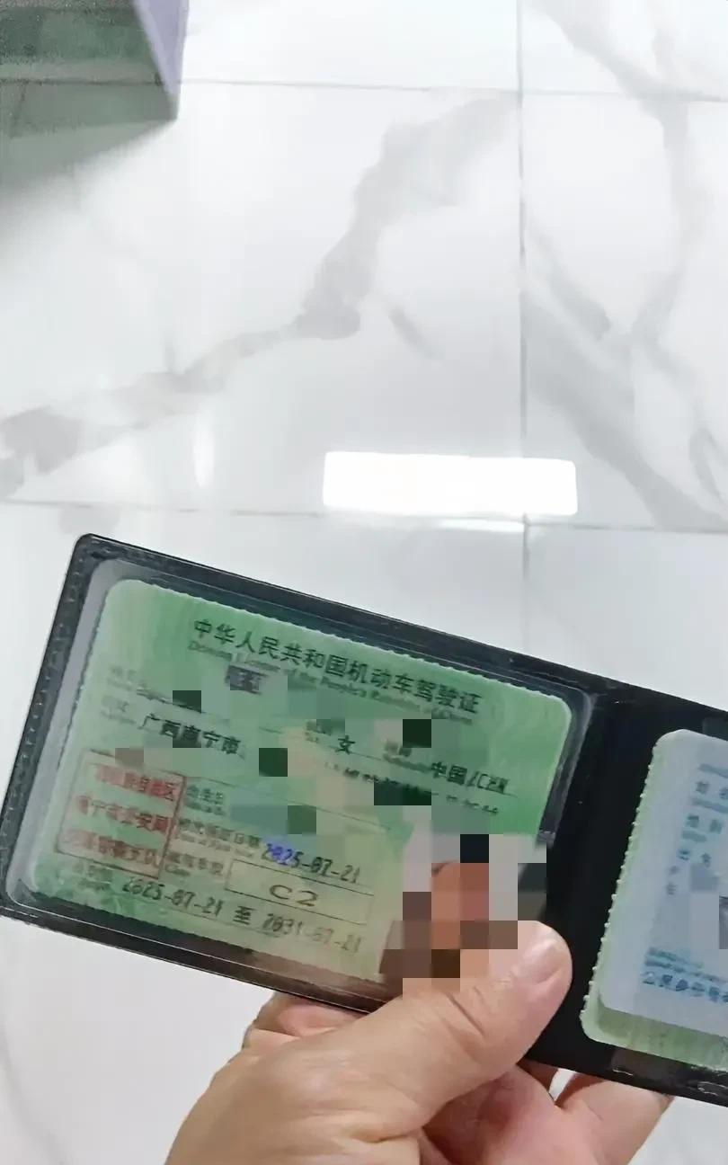 40岁的我终于拿到驾照了，
这是我第二次报考驾照了，
第一次科目一都没考，
 就