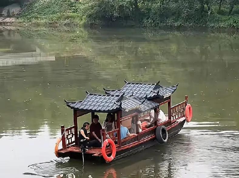 美国华侨马大姐真是大手笔，先是一声不吭花费几十万给小东北送了一艘游船，这不，又给