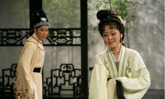 那年，陆游20岁，唐婉17岁。两人虽是表兄妹，却无直接血缘，婚姻是陆母一手促成的
