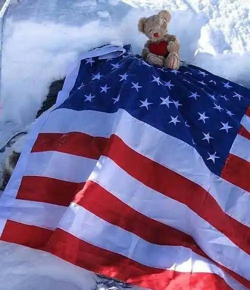 美国千万不能倒下，一旦倒掉，中国就会很“头疼”，为啥这么说？现在美国有点骑虎难下