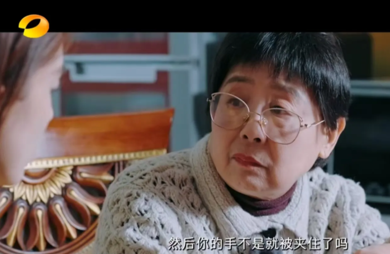 黄圣依母亲太压抑

黄圣依母亲是一位高知女性，但她身上也有老一辈很保守的东西，比