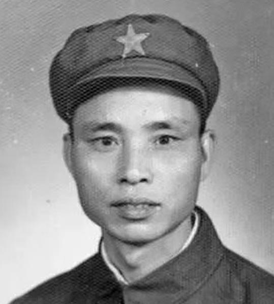 1951年，一位志愿军战士拿着刚缴获的美式重机枪，向敌人射击却发现怎么都打不中，