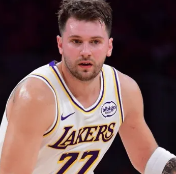 湖人官方宣布卢卡-东契奇将因个人原因缺席当地时间周四对阵猛龙的比赛。
湖人将于北