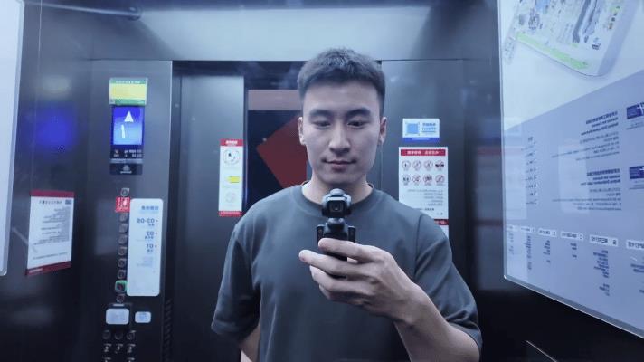 牛冠凯逛首钢园被恐高被吓到了？
今天牛牛发了一条视频，这位是啥时候来拍的呀？今天