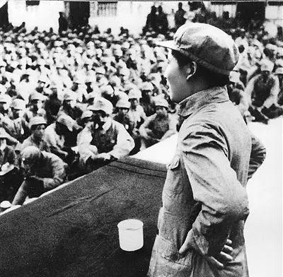 啃冻窝头夜行军！毛主席一句‘心口亮着’竟预言70年后天眼之光
1947年陕北寒夜