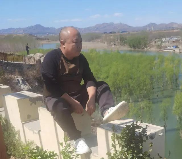 我办公室的女同事平时性子冷淡，
一副无欲无求的样子，
之前对我爱搭不理，
并且我