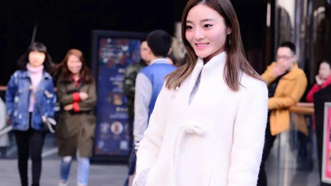 米色穿搭的“小心机”：材质与细节决定你的温柔甜度