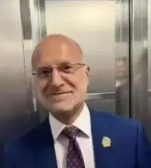 真是时过境迁哈，美国也开始搞个人崇拜了。最近有媒体发现，美国联邦通讯委员会主席布