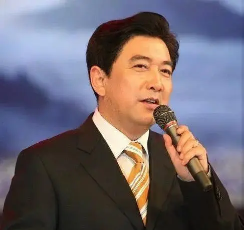 2007年，水均益的妻子意外瘫痪，他毫不犹豫选择和妻子离婚，女儿哭着恳求：爸爸，