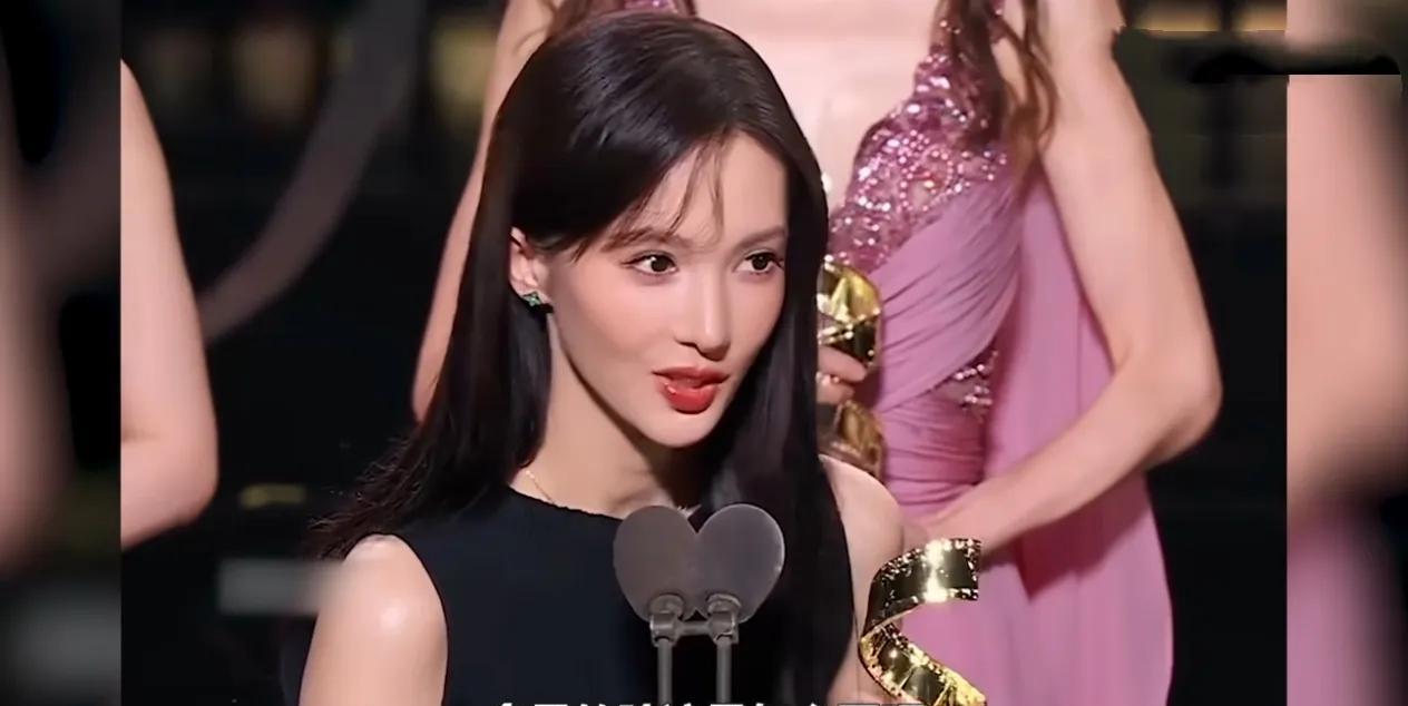 金晨新造型美上热搜，网友却盯上她的鼻子：这脸咋又变了？
谁能想到，金晨刚在红毯上
