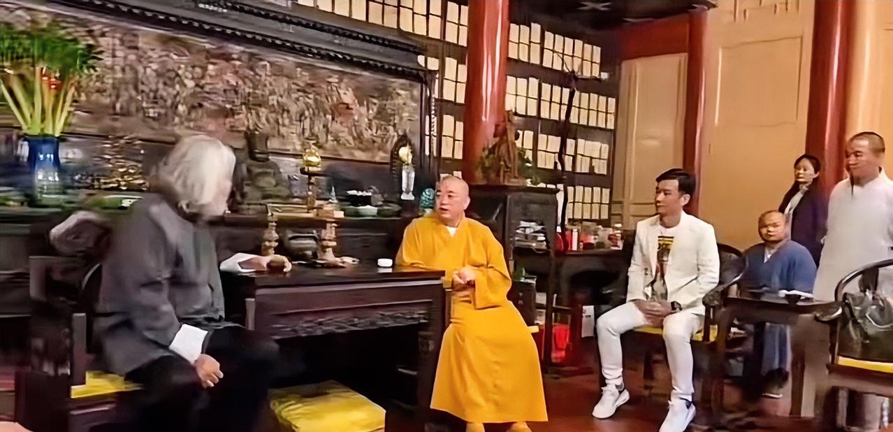 话说张胡子想请方丈主演武侠片《花和尚》，这想法挺新奇。“花和尚”很容易让人联想到