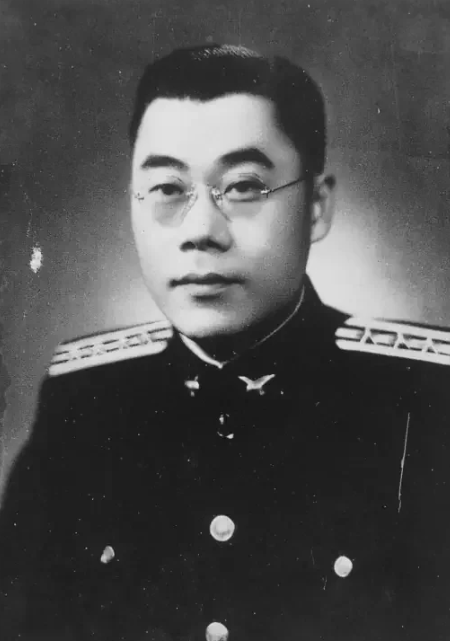 1948年11月，宣铁吾被免去淞沪警备司令的职务，失去了靠山，大特务唐纵和毛人凤