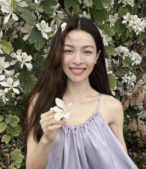 钟楚曦赏花美照 挂脖长裙配明媚笑容