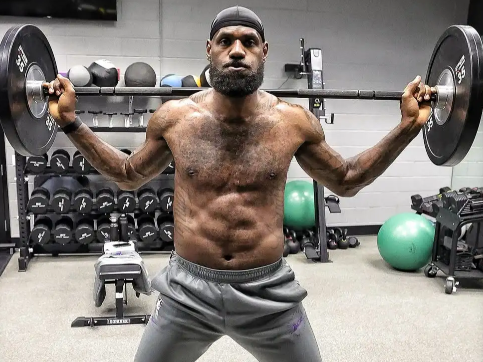 没有人可以随随便便成功！NBA摄影师Jim Poorten社媒晒出詹姆斯最新赤膊
