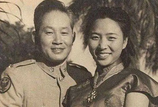 1951年的一晚，孙立人躺在床上，准备入睡，习惯性地将妻子搂进怀中。然而，刚一搂