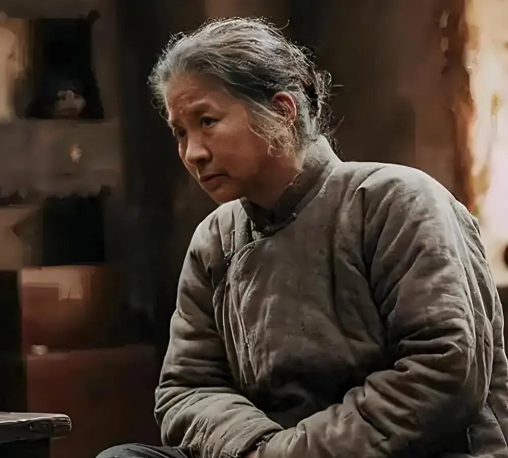 迟蓬在《生万物》中演活了一位山东老太，佝偻着背拾柴火，布满老茧的手攥紧树枝，方言