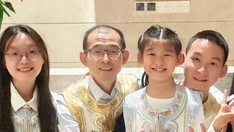 谢爸送别浩男回学校，临行前话别谢浩男，句句温暖，网友泪目！