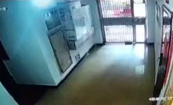 湖南长沙，一业主下楼时看到入户门关着，觉得进出不方便，就捡了一块砖头，将门敞开后