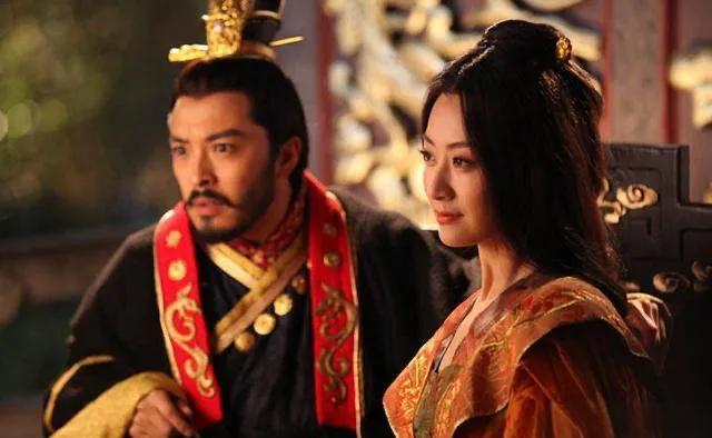 公元604年，隋文帝杨坚奄奄一息，宣华夫人见其睡着外出沐浴。杨广暗中尾随，趁其换