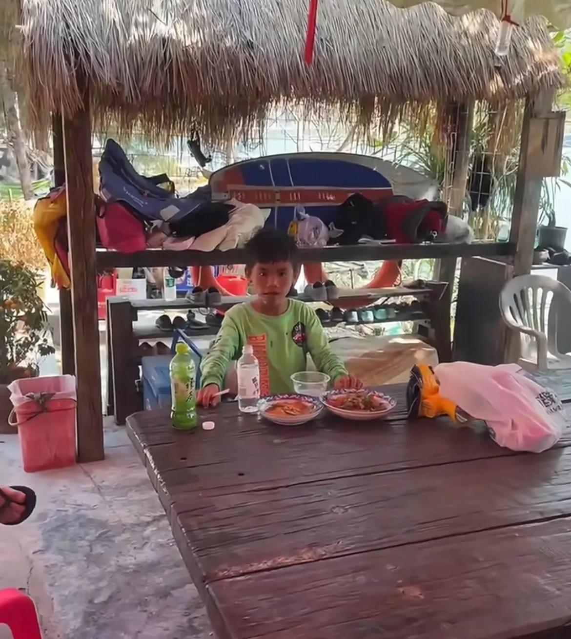 小孩哥，命大先不说， 
一个10岁的孩子，在陌生的地方能坐的这么板正吃饭，不卑不