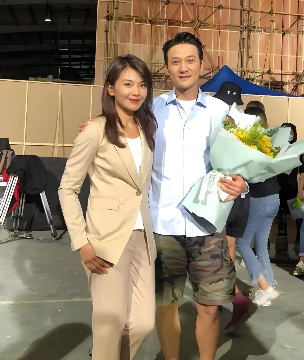 手捧鲜花这位，居然搂着刘涛站在一块合影，两人的关系看上去好像挺不错的，不过这男的