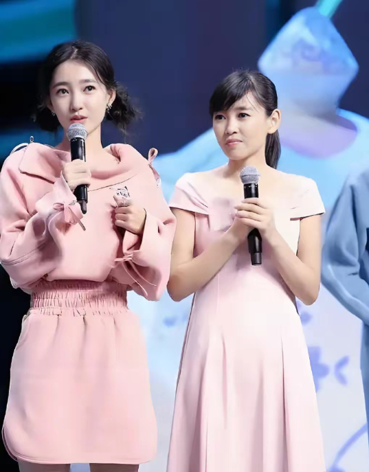 看着长相不同却实为兄弟姐妹的5位明星🍉
1、王丽坤&王丽君(姐姐)
2、刘德华
