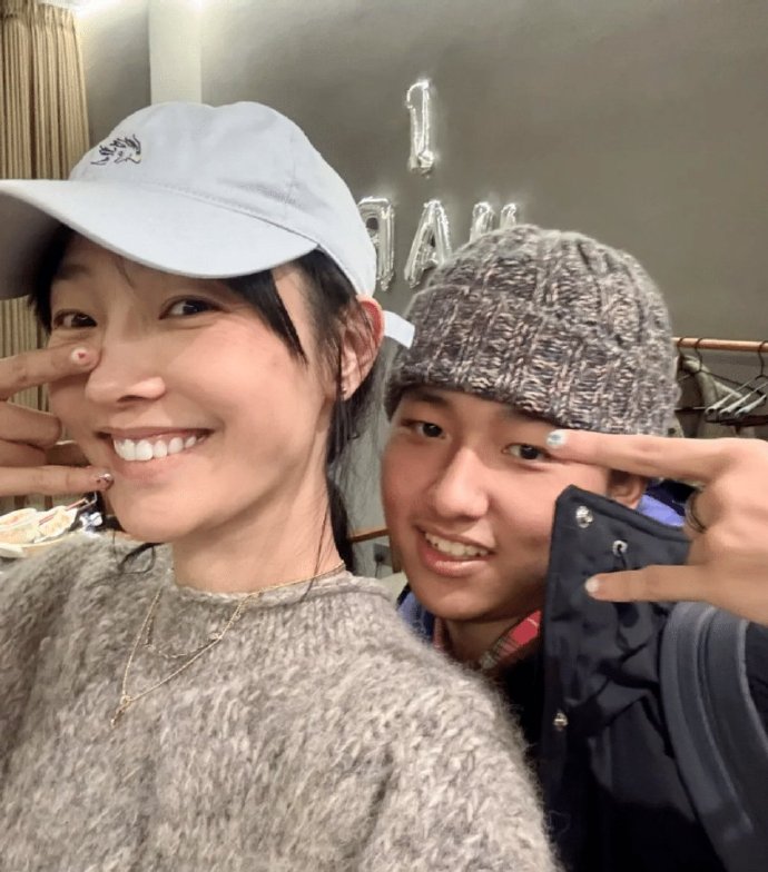 白百何晒新照：与大儿子开心合影，母子俩秀亲子款美甲