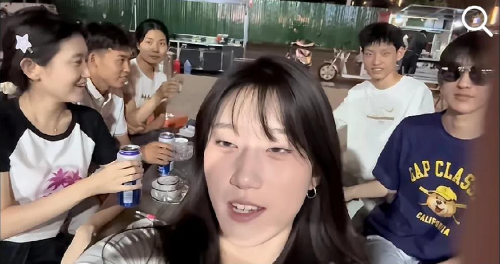 通过聪聪结婚才知道佳怡、硕硕、苗苗都开了帐号，佳怡的号涨粉最快，帐号名字的后面加