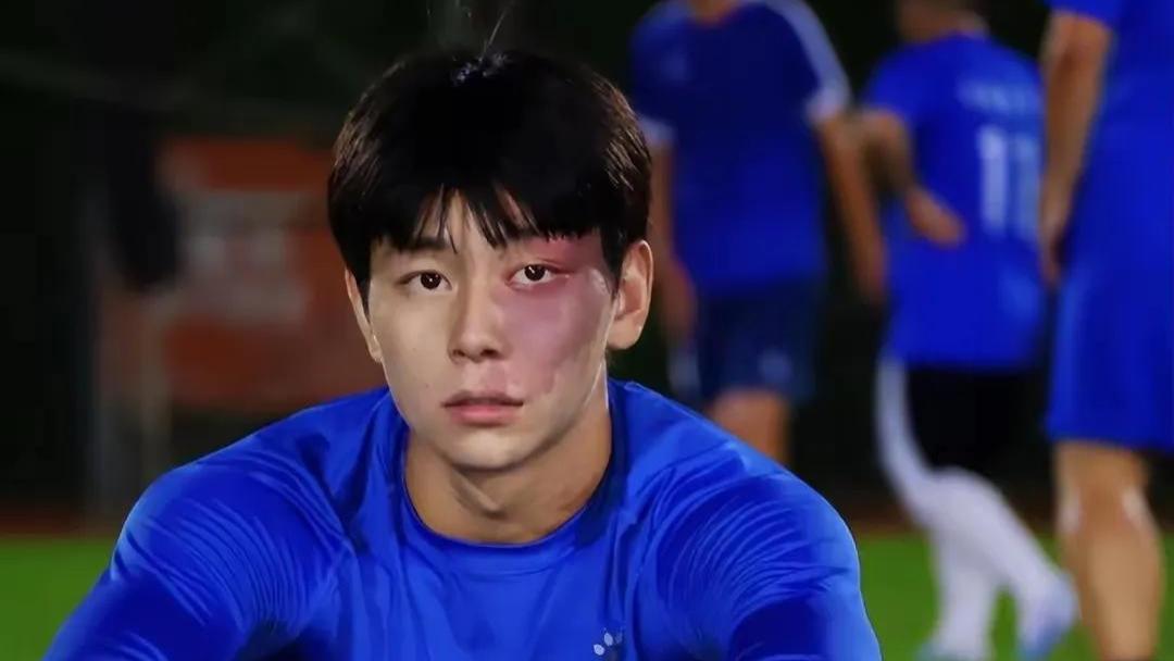 这个19岁足球少年火了！一个眼神征服全网，如今被双一流大学录取