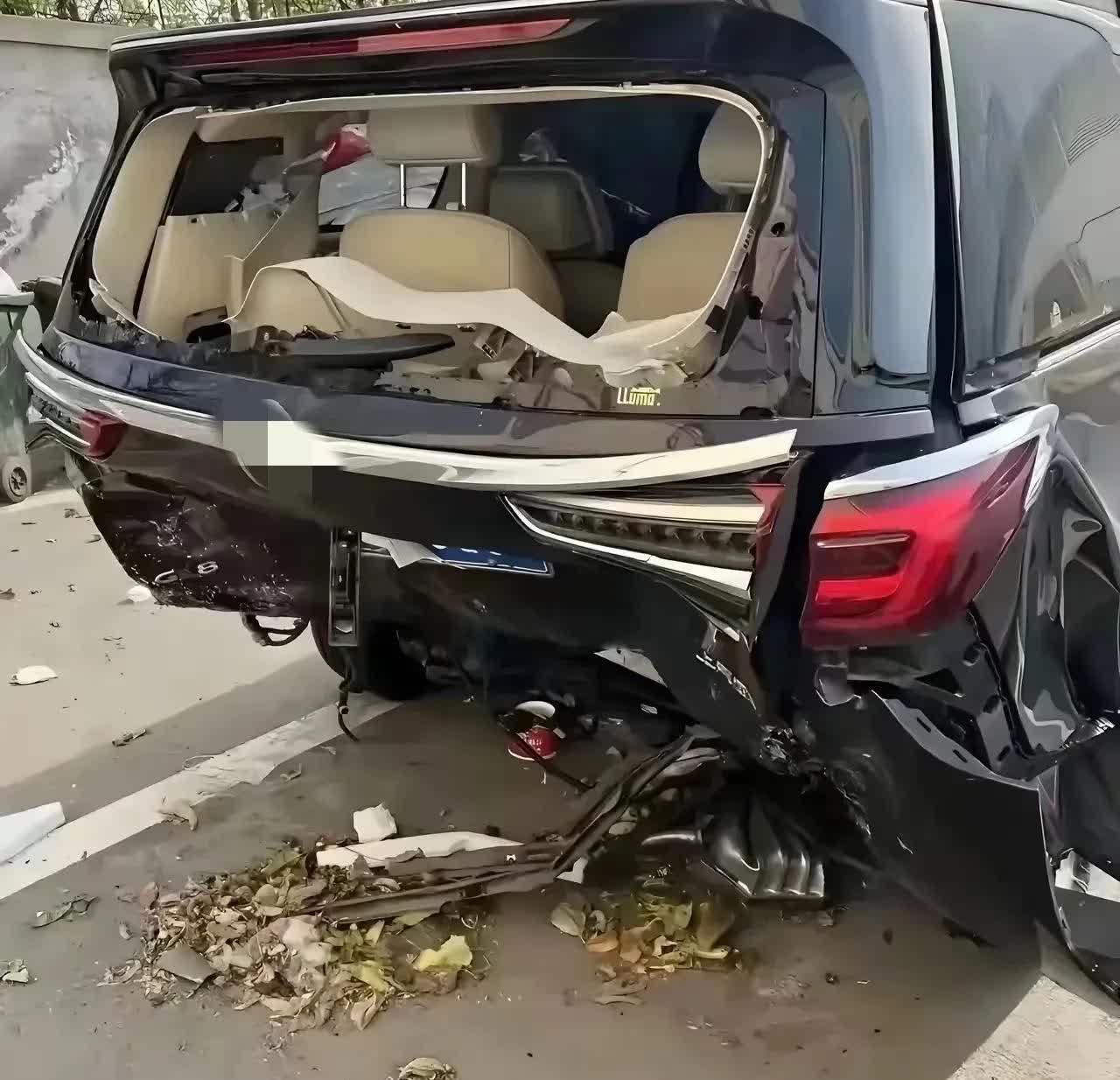 在车祸面前车皮再厚也是没有用，别整天笑话某系车皮薄！
猜一下这是哪个品牌会被撞