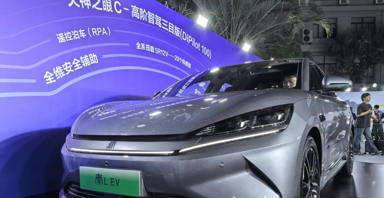 秦L EV 居然也有智驾的“小蓝灯”了。

最近小鹏、理想、小米、比亚迪都在