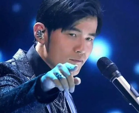 有一次，周杰伦盛情邀请刘德华来当他演唱会的特别嘉宾，可是等到刘德华出场后，周杰伦