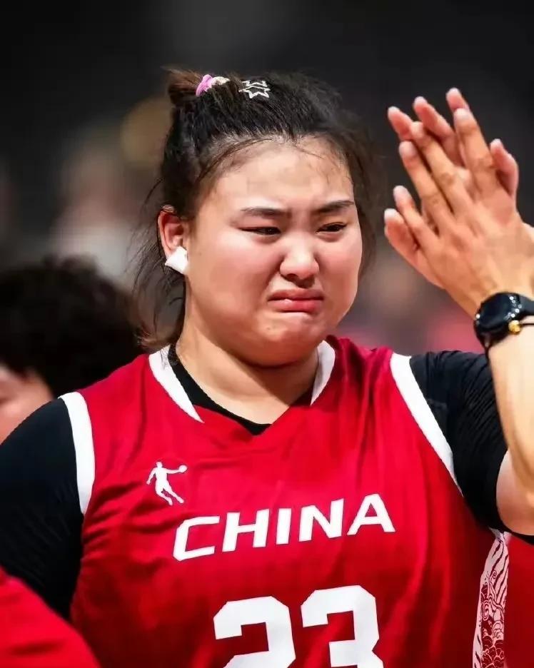 刘禹彤哭了
不是因为压力太大
也不是因为赢了美国
而是这一次夺冠对她来说意义非凡