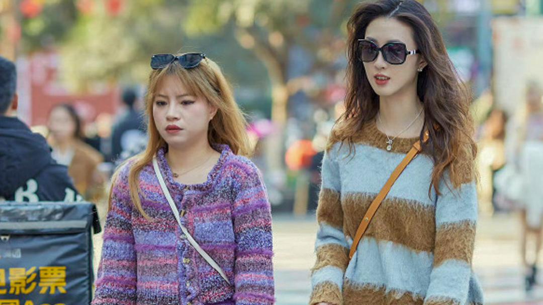 初冬还露腿，这样的时尚太将就，看着美美的，感觉冷冷的