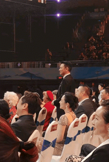 刘德华不知道已经多少次暴露自己的素质了！ 
有一次颁奖典礼上，主持人提到刘德华的