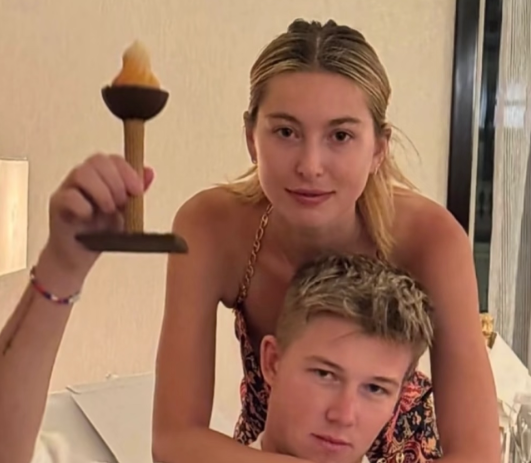 谷爱凌盛装出席参加好朋友的婚礼
这次婚礼女主是乔布斯最爱的女儿伊芙乔布斯