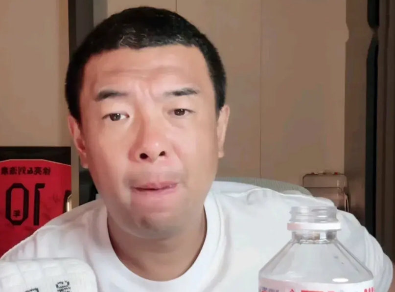 前国脚徐亮在直播间爆了一个料。
他表示，他不看好下届世预赛国足能进18强赛。因为