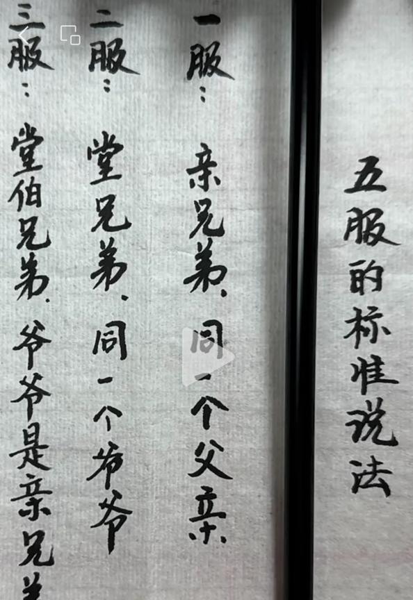 暮色收拢褶皱时
时针吞下锈蚀的齿轮
月光用银线修补裂缝
每道划痕都长出新芽
黑暗