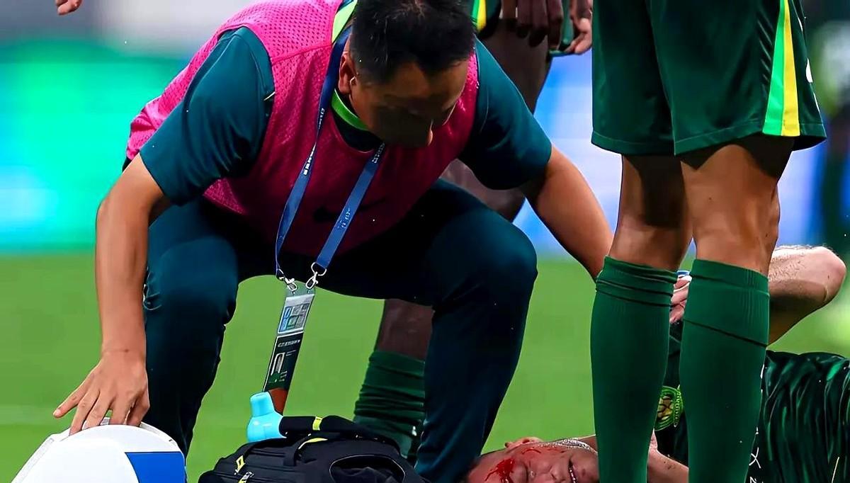 工体又塌了
国安1-3被申花反杀，榜首没了
罪魁不是锋线，是中场大爷斯帕伊奇。队