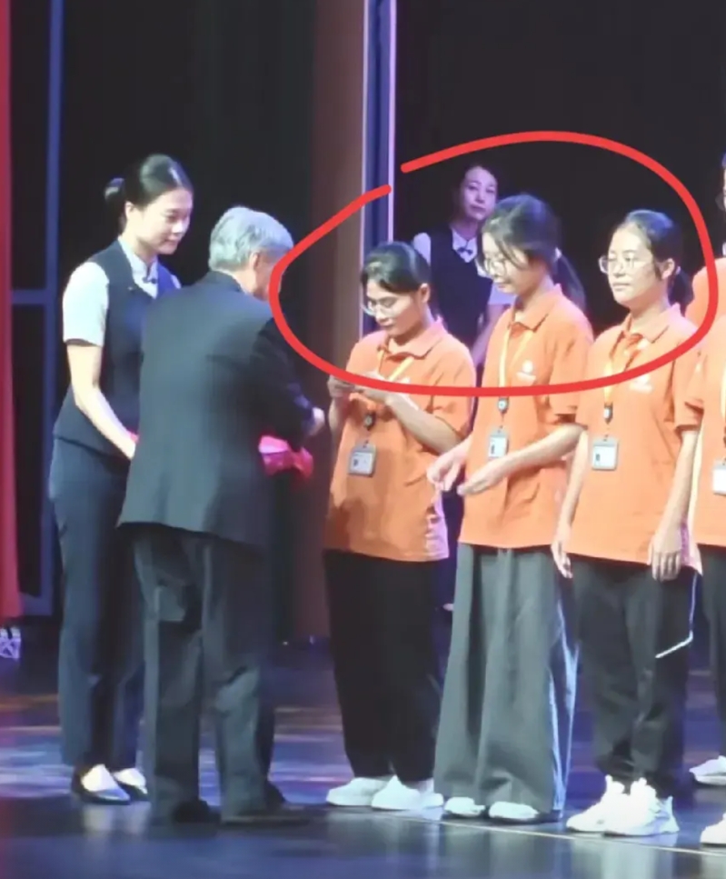 福耀科技大学首届6位女生！舆论应该给她们更多关注，很多掌声！开学典礼，站在台上合