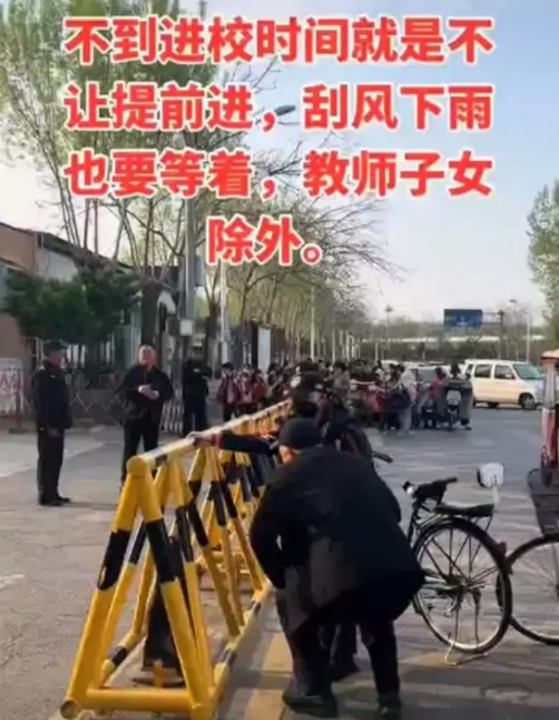网曝，廊坊市某学校早晨不到时间不让学生进校，小学生无奈聚集校门外；校方回应，说是