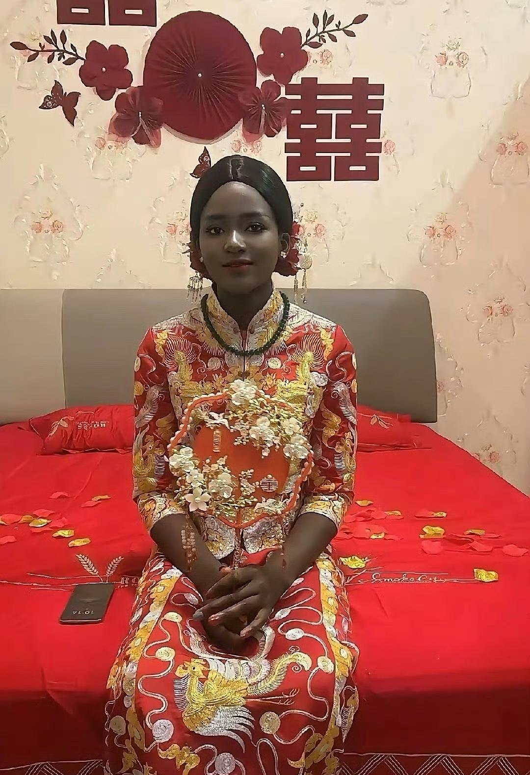 中国小伙娶了一个黑人妻子，看到他妻子的颜值，非常漂亮，这颜值在黑人中也算的上貂蝉