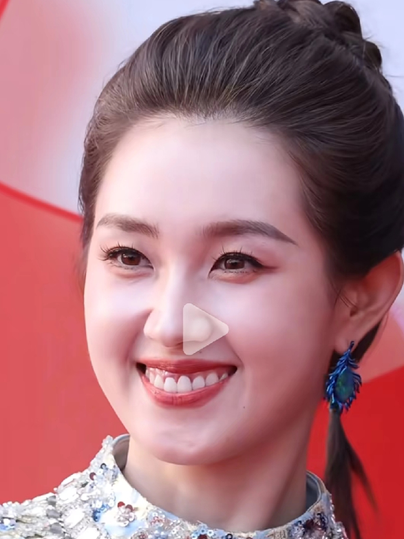 一直以来就觉得郭宇欣的牙齿有点奇怪
今天总算看清楚了
她是两颗上门牙不对称，一大